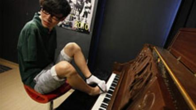 Pianis Liu Wei, bermain dengan kakinya