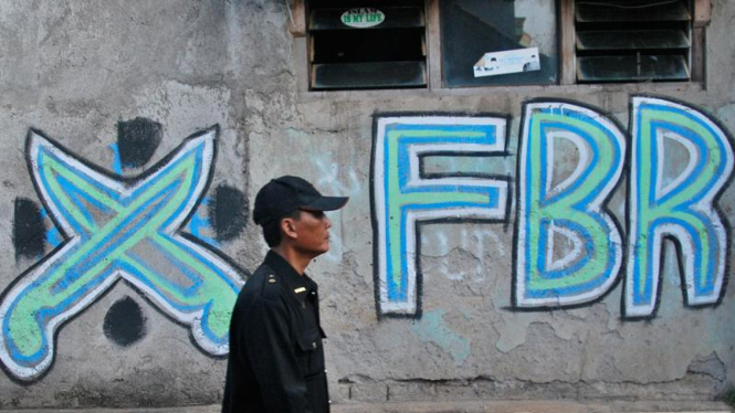 Seorang Anggota Melintasi Grafiti FBR. (Foto ilustrasi)