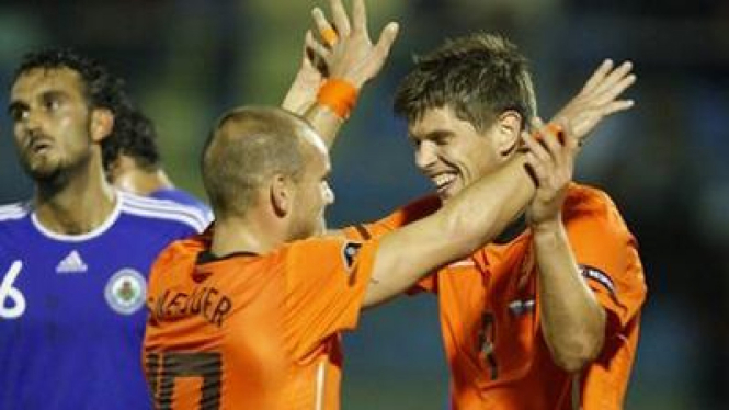 Klaas Jan Huntelaar (kanan) merayakan golnya bersama Wesley Sneijder