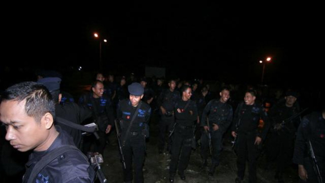 Personel Brimob saat tiba di Buol, Sulawesi Tengah