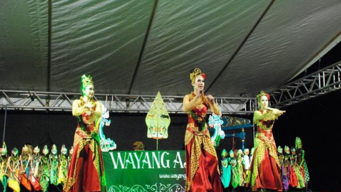 Pertunjukan tari dan wayang golek di Kota Plzen, Ceko