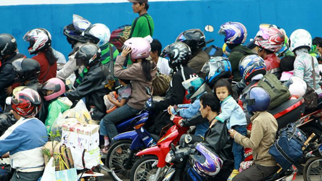 Arus Mudik Di Pelabuhan Merak Mulai Padat