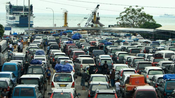 Arus Mudik Di Pelabuhan Merak Mulai Padat