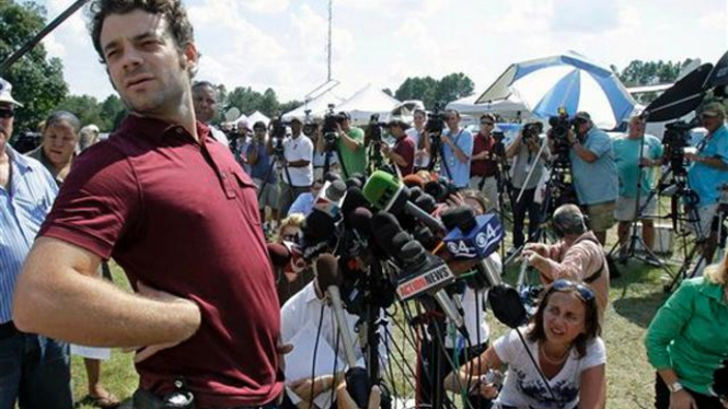 Para wartawan di Florida, AS, menunggu Terry Jones 