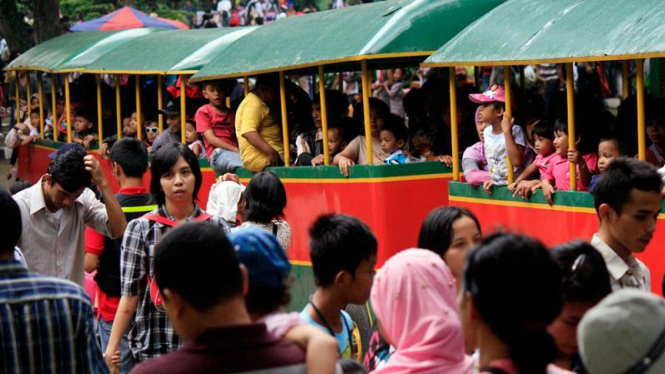 Warga Padati Tempat Hiburan