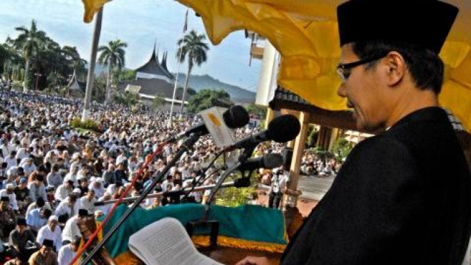 Gubernur Sumatera Barat Irwan Prayitno jadi khatib Salat Id