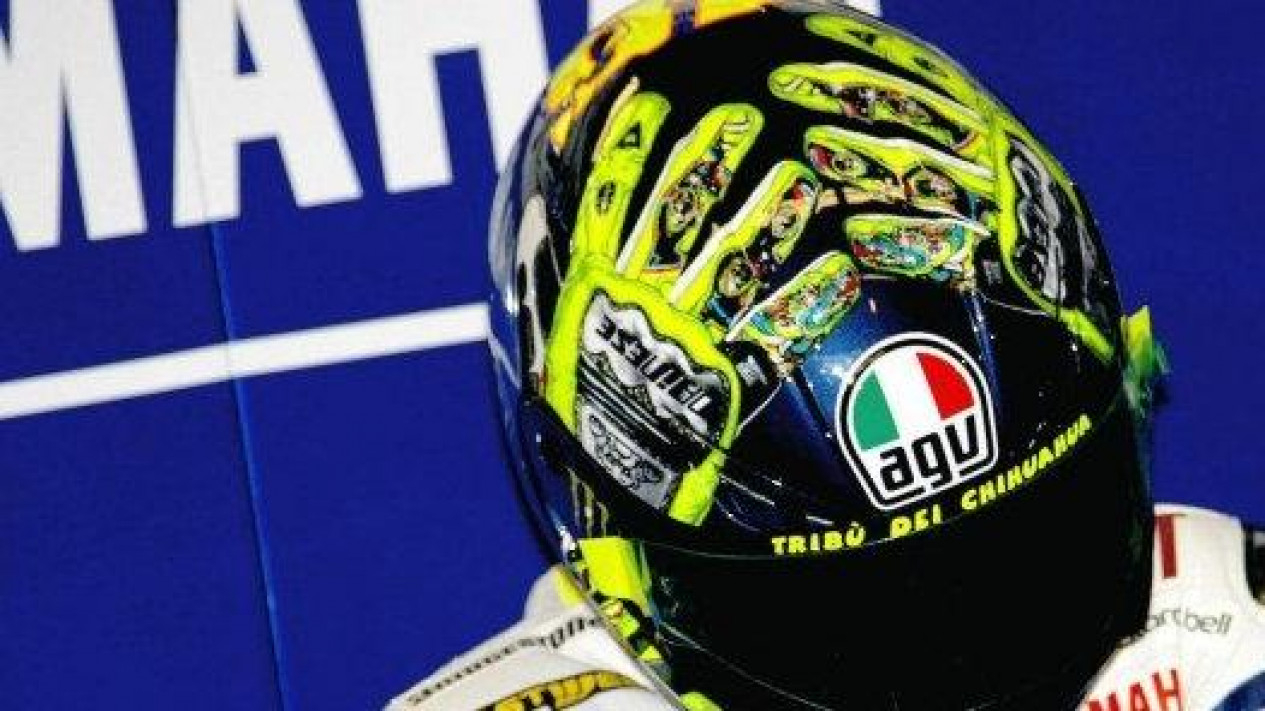 rossi hands helmet