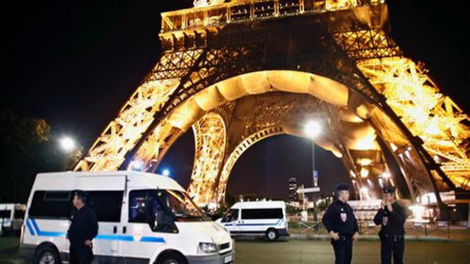 Polisi Perancis di Paris berjaga-jaga di sekitar Menara Eiffel