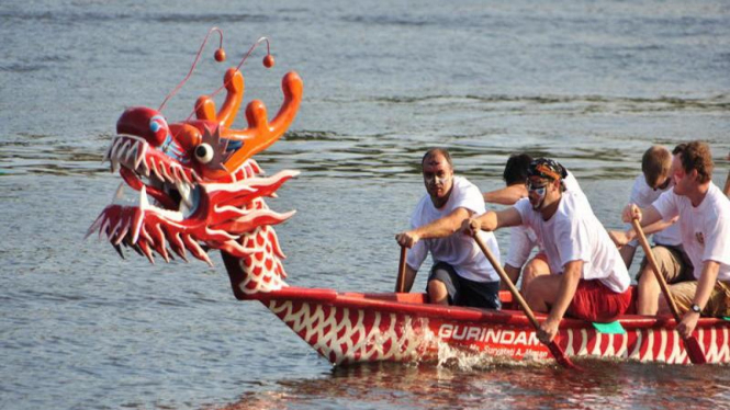 Peserta lomba perahu naga "Piala Tanjung Pinang" di Ceko