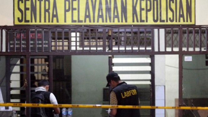 Tim Forensik mengumpulkan barang bukti penyerangan Polsek Hamparan Perak