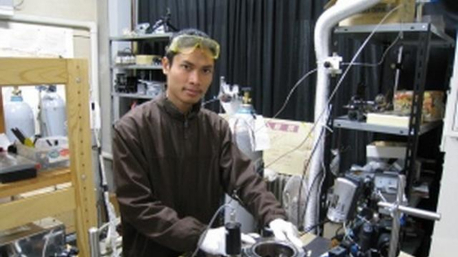 Ali Khumaeni saat bekerja di laboratorium Fukui (2007)