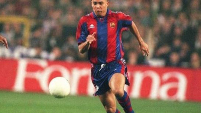 Ronaldo Luis Nazario berkostum Barcelona