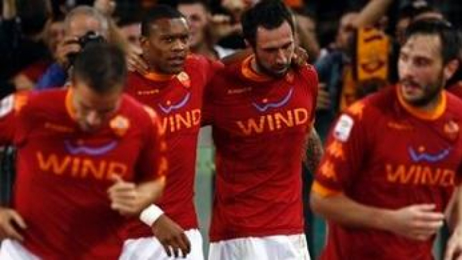 Pemain AS Roma merayakan gol