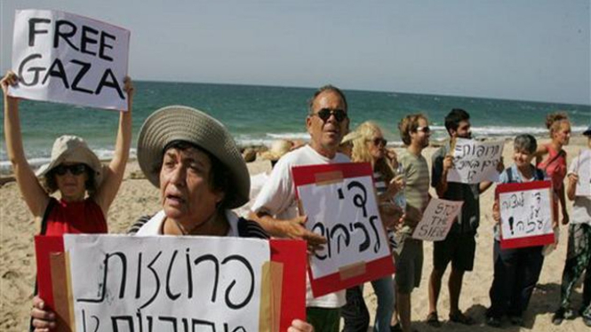 Demonstrasi aktivis Israel pro-Palestina di dekat pelabuhan Ashdod