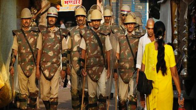 Aparat keamanan India berpatroli di Kota Ayodhya