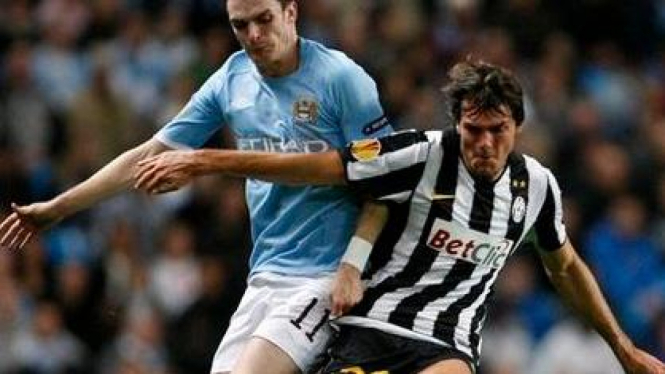 Adam Johnson kiri berduel dengan Paolo de Ceglie