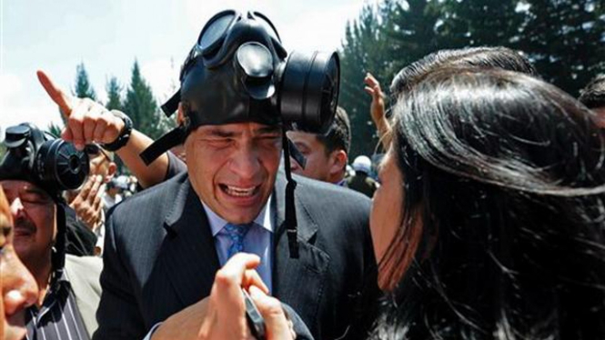 Presiden Ekuador, Rafael Correa, menyelamatkan diri dari serangan gas air mata