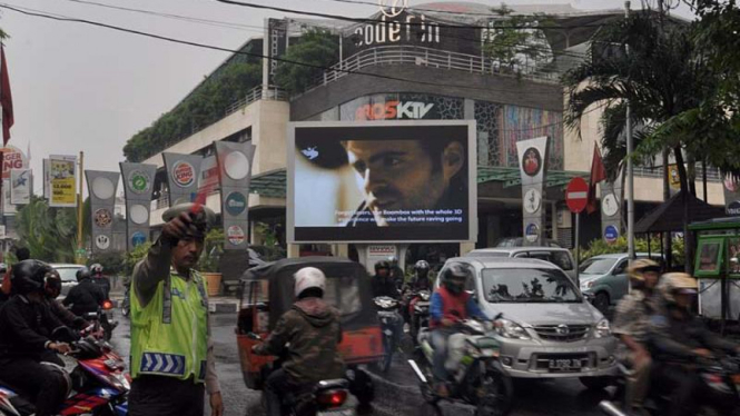 Suasana di Jalan Kemang Raya, Jakarta Selatan.