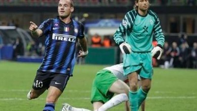Wesley Sneijder (kiri)
