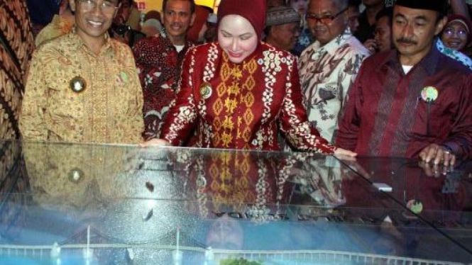 Gubernur Banten Hj.Ratu Atut Chosiyah (tengah) lihat maket Jembatan Selat Sunda