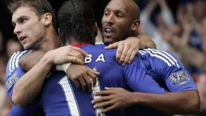 Didier Drogba diapit Branislav Ivanovic (kiri) dan Anelka