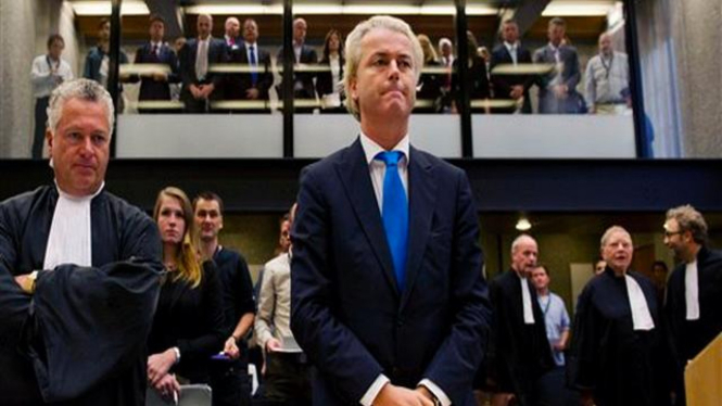 Geert Wilders (tengah) dalam sidang pengadilan di Amsterdam