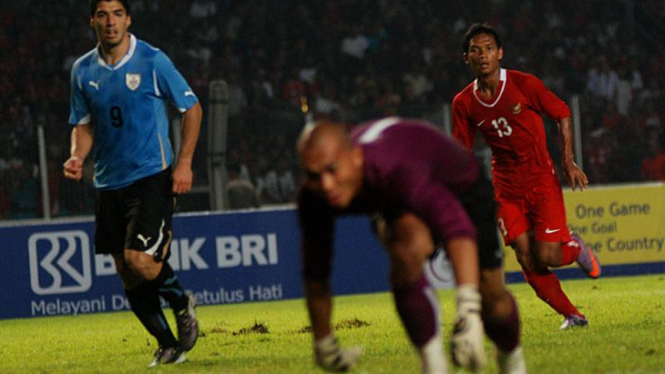 Duel Timnas Indonesia vs Uruguay dalam laga persahabatan 8 Oktober 2010