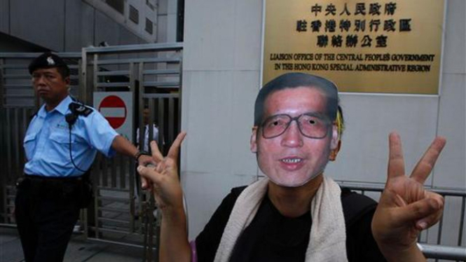 Demonstrasi pendukung Liu Xiaobo di depan Kantor Perwakilan China di Hong Kong