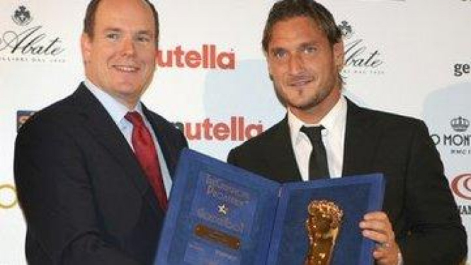 Francesco Totti (kanan) dan Pangeran Albert II dari Monaco