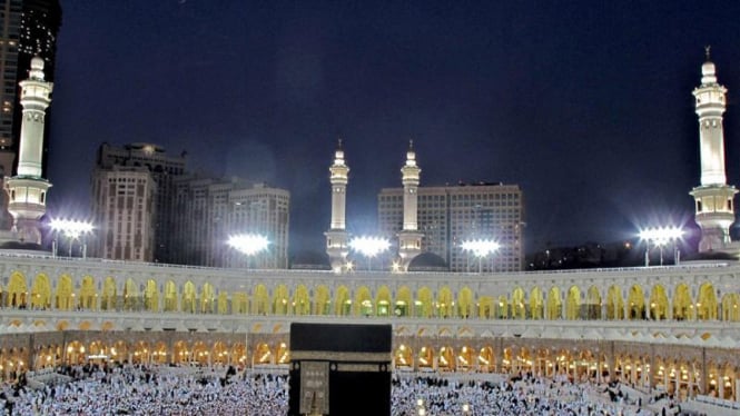 Ribuan umat muslim melakukan Tawaf di Masjidil Haram