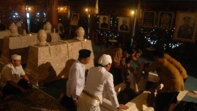 Tommy lihat nisan makam Soeharto dipasang