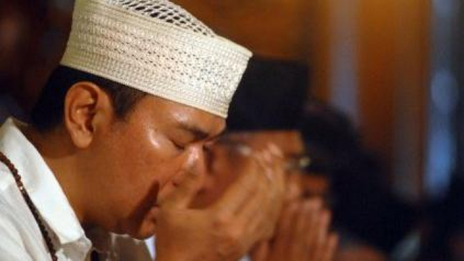 Hutomo Mandala Putra atau Tommy Soeharto saat berdoa di makam ayahnya beberapa waktu silam. 