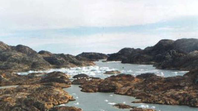 Bongkahan es yang meleleh dan melintasi Sermilik Fjord