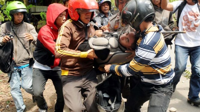 Polisi terluka dalam bentrokan di Makassar