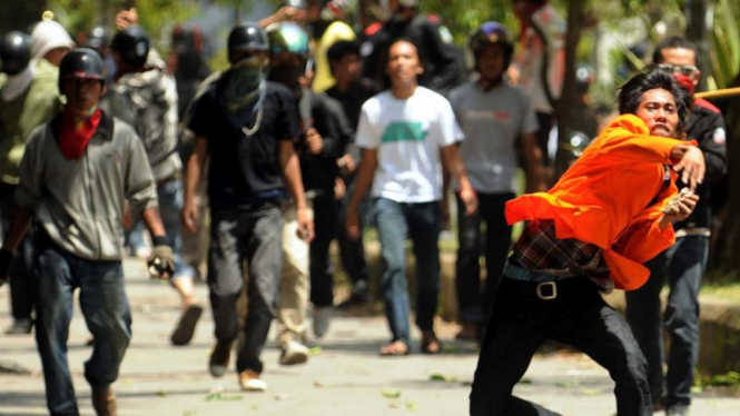 Bentrokan di Kampus UNM Makassar