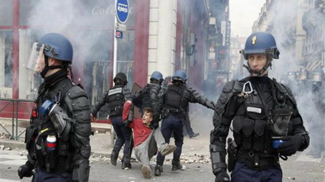 Polisi Perancis menangkap seorang perusuh dalam demonstrasi di Kota Lyon