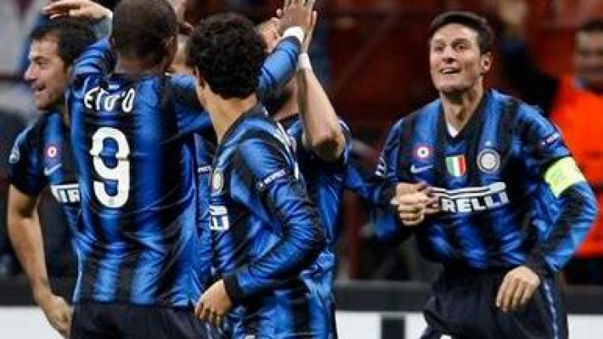 Pemain Inter Milan merayakan gol Javier Zanetti