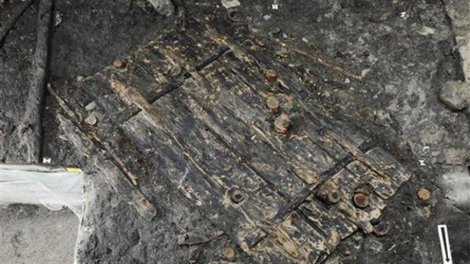 Sebuah daun pintu di Swiss yang diperkirakan sudah berusia 5.000 tahun