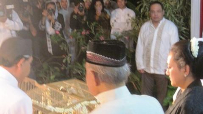 Mamik Soeharto dan Probosutedjo melepas merpati