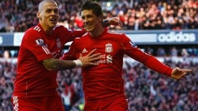 Fernando Torres (kanan) merayakan gol dengan Martin Skrtel