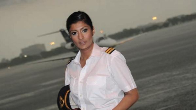 Nishita Shah, pemilik Precious Shipping mengenakan seragam pilot