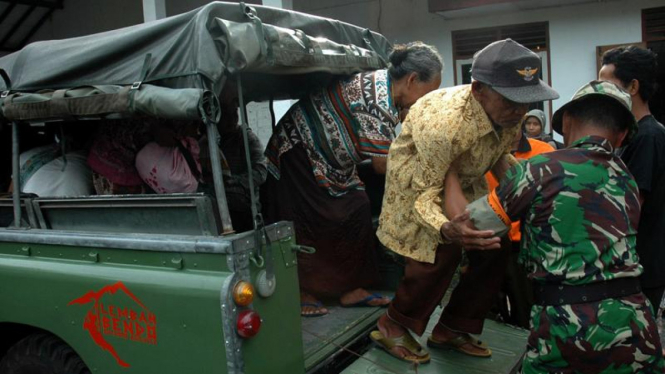 Evkuasi penduduk di sekitar Gunung Merapi