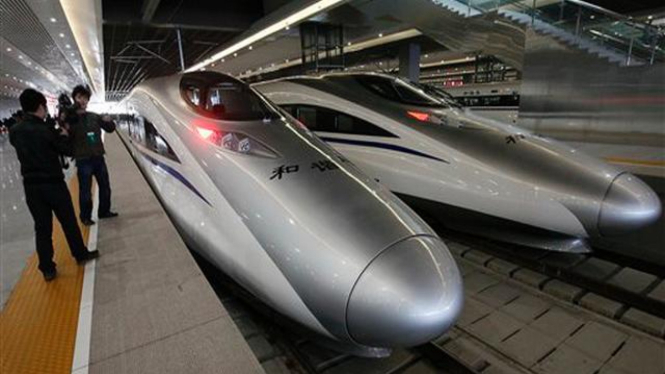 Kereta super cepat buatan China di stasiun Shanghai