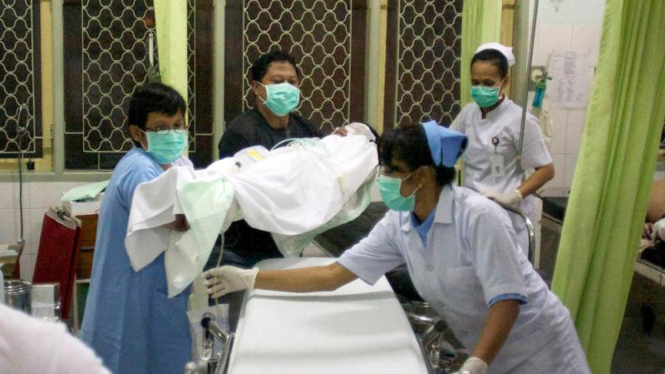 Tim medis memberikan pertolongan pada korban letusan Gunung Merapi