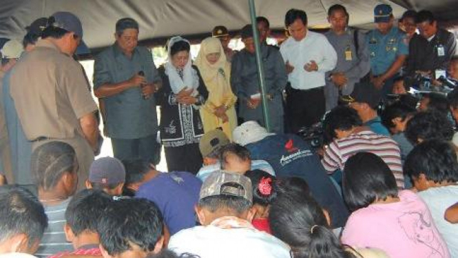Presiden SBY berdoa bersama korban tsunami di Pagai Selatan, Mentawai