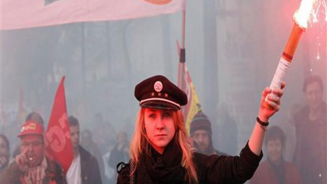 Seorang pekerja di Paris berunjuk rasa menentang kebijakan pemerintah