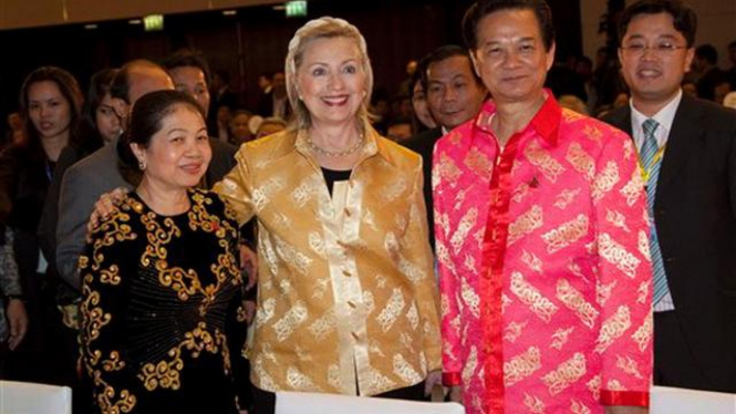Hillary Clinton berpose bersama PM Vietnam dan istri di Hanoi