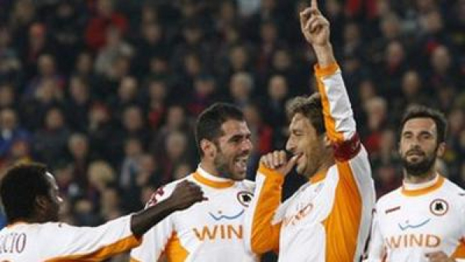 Pemain AS Roma merayakan gol Francesco Totti