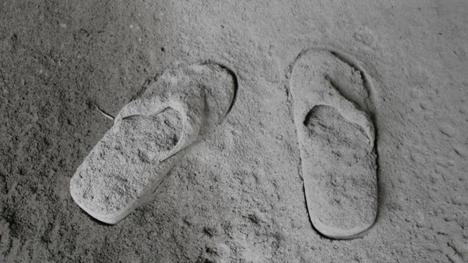 Sandal tertutup abu vulkanik Merapi