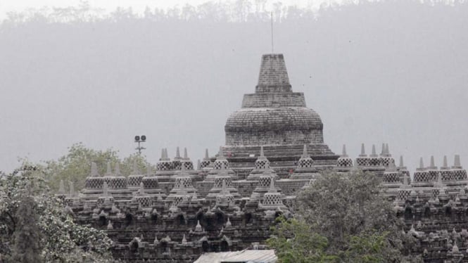 Borobudur tertutup abu vulkanik Merapi